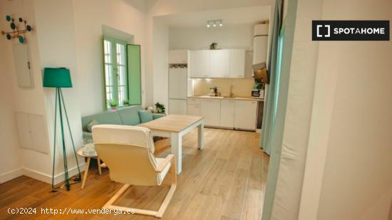 Encantador apartamento de 1 dormitorio con patio privado en Casco Antiguo - SEVILLA