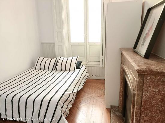  Preciosa habitación en apartamento de 11 habitaciones en Sol, Madrid - MADRID 
