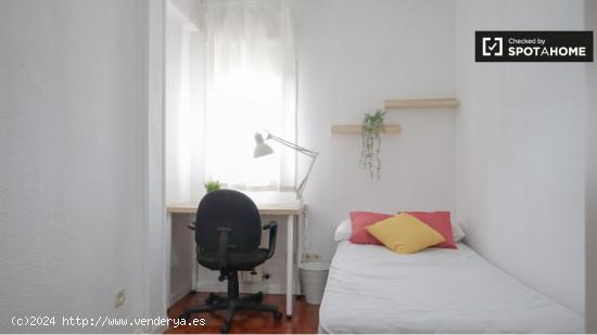 Se alquila habitación en piso de 4 habitaciones en Fontarrón, Madrid - MADRID