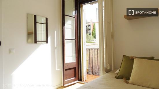 Se alquila habitación en piso de 3 habitaciones en El Poblenou, Barcelona - BARCELONA
