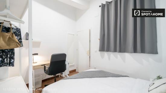 Alquiler de habitaciones en piso de 7 habitaciones en Valencia - VALENCIA
