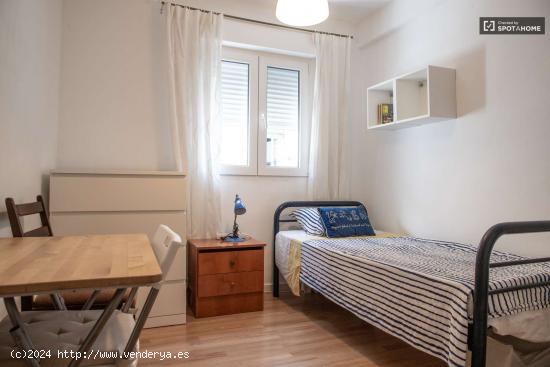  Se alquila habitación en piso de 3 dormitorios en Latina - MADRID 