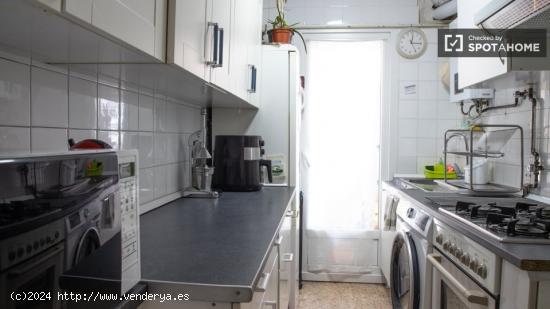 Se alquila habitación en piso de 3 dormitorios en Latina - MADRID