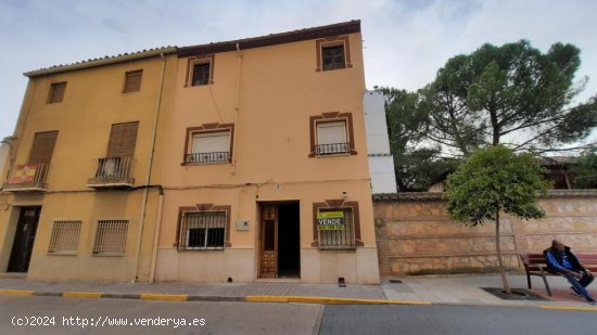 CASA SINGULAR EN LA PLAZA DE LA IGLESIA PARA