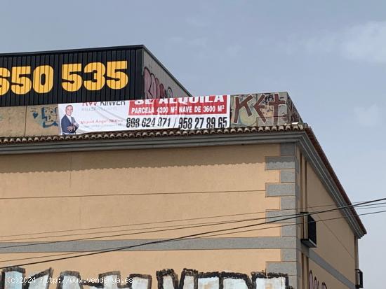 Nave a pié de autovía en polígono de Juncaril - GRANADA