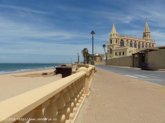 ¡¡¡MAGNÍFICA CASA ADOSADA JUNTO A LA PLAYA DE REGLA!!! - CADIZ