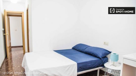 Se alquila habitación en apartamento de 6 dormitorios en Algirós, Valencia - VALENCIA