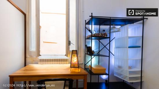 Elegante habitación en alquiler en el apartamento de 7 dormitorios en Barri Gòtic - BARCELONA