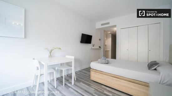 Moderno apartamento estudio con aire acondicionado en alquiler en el centro histórico de Madrid. - 