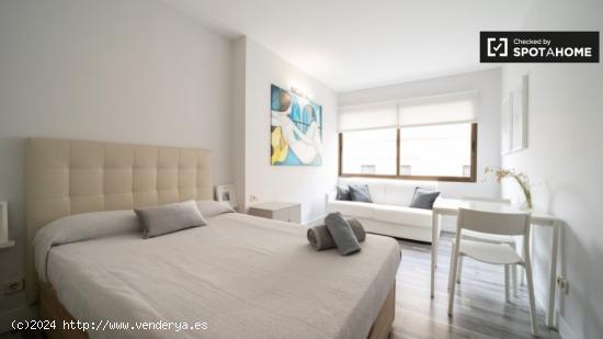 Moderno apartamento estudio con aire acondicionado en alquiler en el centro histórico de Madrid. - 