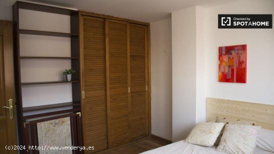 Encantadora habitación en piso de 5 dormitorios en Chueca, Madrid - MADRID