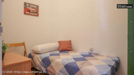  Se alquila habitación en piso de 5 habitaciones en La Latina - MADRID 