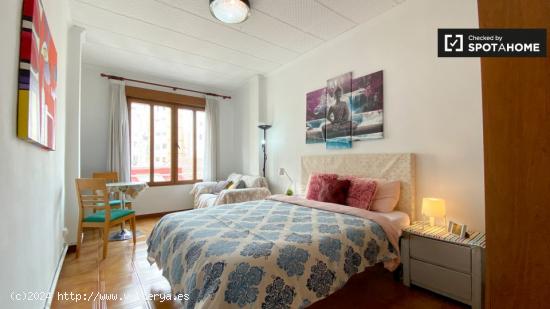 Se alquila habitación en apartamento de 5 dormitorios en Extramurs - VALENCIA