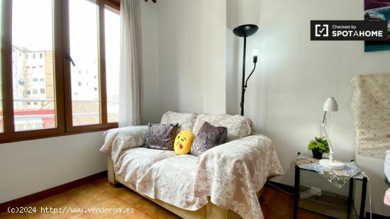 Se alquila habitación en apartamento de 5 dormitorios en Extramurs - VALENCIA