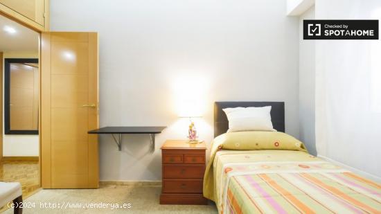 Se alquila habitación en apartamento de 4 dormitorios en Gracia, Barcelona - BARCELONA
