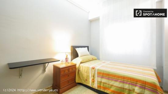 Se alquila habitación en apartamento de 4 dormitorios en Gracia, Barcelona - BARCELONA