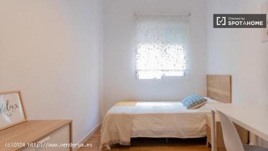 Alquiler de habitaciones en piso compartido de 3 dormitorios cerca de la Avenida d'Aragó en Algiró