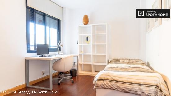 Se alquila habitación en apartamento de 2 dormitorios cerca del Mercat de Russafa en L'Eixample - V