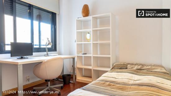 Se alquila habitación en apartamento de 2 dormitorios cerca del Mercat de Russafa en L'Eixample - V