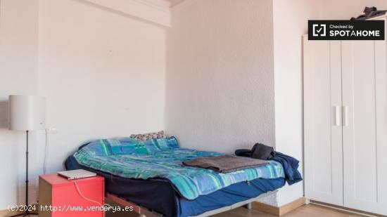 Se alquila habitación en soleado apartamento de 3 dormitorios con terraza en Camins al Grau - VALEN