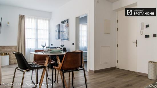 Apartamento de 1 dormitorio recientemente renovado con tres balcones en alquiler en Ciutat Vella - V