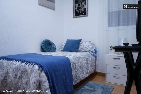 Se alquila habitación en un elegante apartamento de 3 dormitorios, con propietario, Carabanchel - M