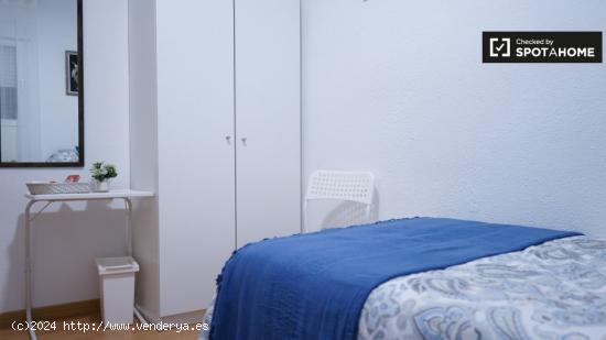 Se alquila habitación en un elegante apartamento de 3 dormitorios, con propietario, Carabanchel - M