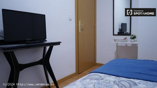 Se alquila habitación en un elegante apartamento de 3 dormitorios, con propietario, Carabanchel - M