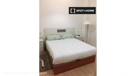 Habitación con cama doble en apartamento de 3 dormitorios en Ciutat Vella - VALENCIA