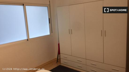 Habitación con cama doble en apartamento de 3 dormitorios en Ciutat Vella - VALENCIA