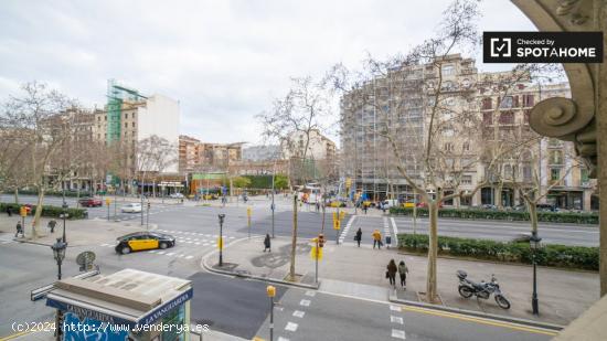 Se alquila habitación en apartamento de 5 dormitorios cerca de L'Auditori en Eixample Dreta - BARCE