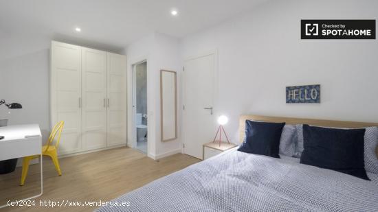 Elegante habitación en alquiler en apartamento de 5 dormitorios con terraza en Sants - BARCELONA