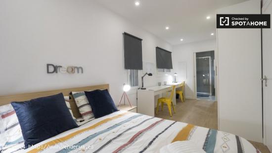 Moderna habitación en alquiler en apartamento de 5 dormitorios con terraza en Sants - BARCELONA