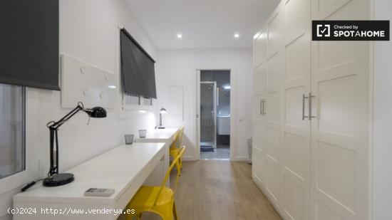 Moderna habitación en alquiler en apartamento de 5 dormitorios con terraza en Sants - BARCELONA