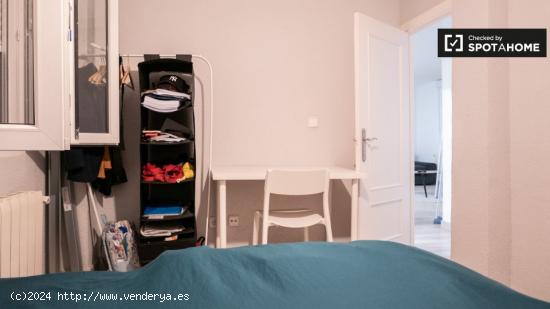 Cómoda habitación para alquilar en un apartamento de 2 dormitorios, cerca del Parque Breogan, Guin