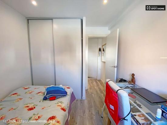 Acogedora habitación para hombres en apartamento de 2 dormitorios, cerca de la estación de Chamart