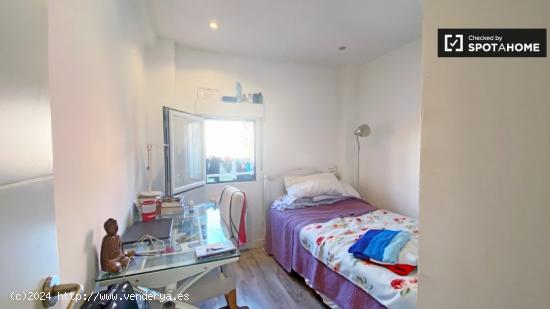 Acogedora habitación para hombres en apartamento de 2 dormitorios, cerca de la estación de Chamart