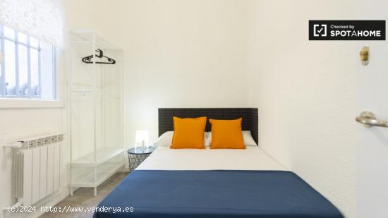 Se alquila bonita habitación en elegante apartamento de 6 dormitorios, ideal para solteros, en Puen