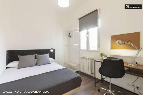 Se alquila habitación en apartamento de 6 dormitorios en Puente de Vallecas. - MADRID