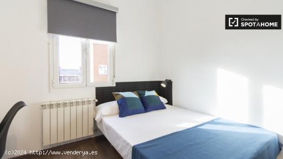 Se alquila habitación en apartamento de 6 dormitorios en Puente de Vallecas. - MADRID