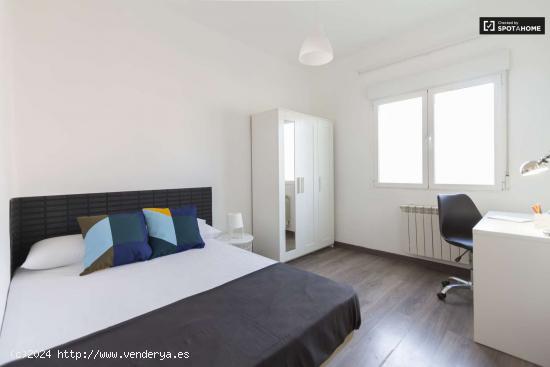 Se alquila habitación en apartamento de 6 dormitorios en Puente de Vallecas. - MADRID