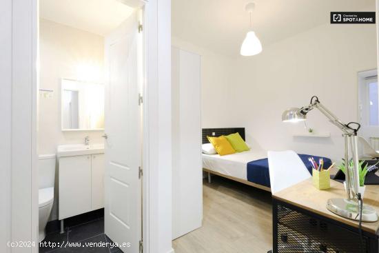 Se alquila habitación con baño en suite en apartamento de 5 dormitorios en Chueca - MADRID