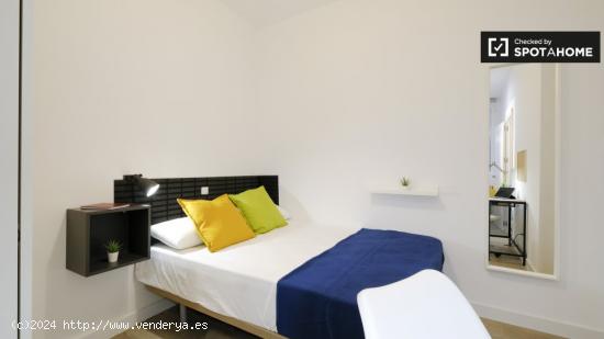 Se alquila habitación con baño en suite en apartamento de 5 dormitorios en Chueca - MADRID