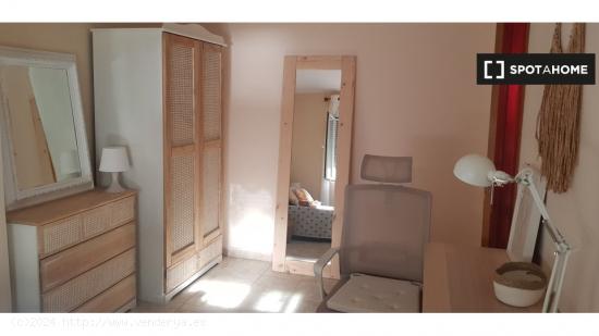 Alquiler de habitaciones en casa de 4 dormitorios en Poblats Maritims - VALENCIA