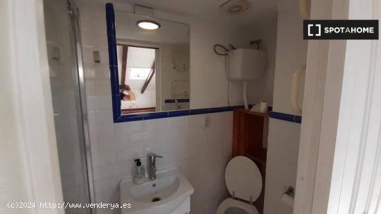 Se alquila habitación con baño privado en piso de 3 habitaciones en Poblats Marítim - VALENCIA