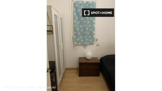 Habitación en piso compartido en barcelona. - BARCELONA