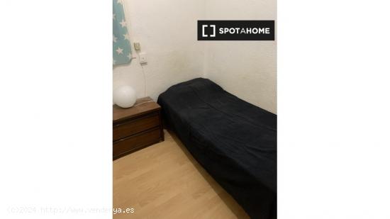 Habitación en piso compartido en barcelona. - BARCELONA