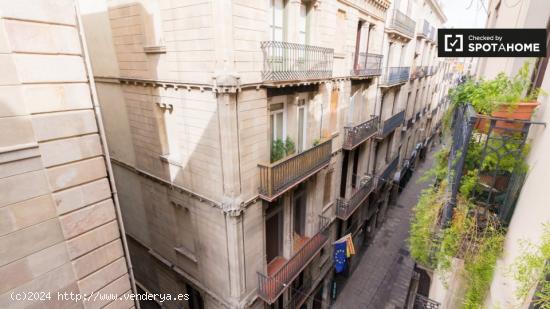 Se alquila habitación en piso de 7 habitaciones en Barcelona - BARCELONA