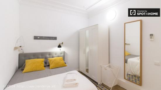 Se alquila habitación en piso de 7 habitaciones en Barcelona - BARCELONA