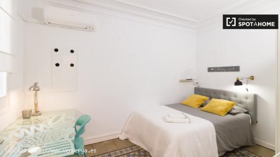 Se alquila habitación en piso de 7 habitaciones en Barcelona - BARCELONA